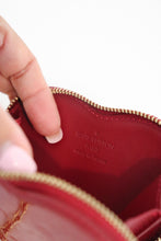 Load image into Gallery viewer, Louis Vuitton vernis heart keypouch