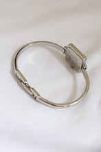 Load image into Gallery viewer, Gucci 1990L Vintage Square Watch – Black Dial with Silver Bracelet