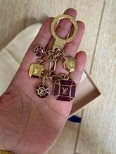 Lade das Bild in den Galerie-Viewer, Louis Vuitton LV octagon pendant