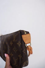 Load image into Gallery viewer, Louis Vuitton Monogram Pochette
