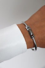 Load image into Gallery viewer, Gucci 1990L Vintage Square Watch – Black Dial with Silver Bracelet
