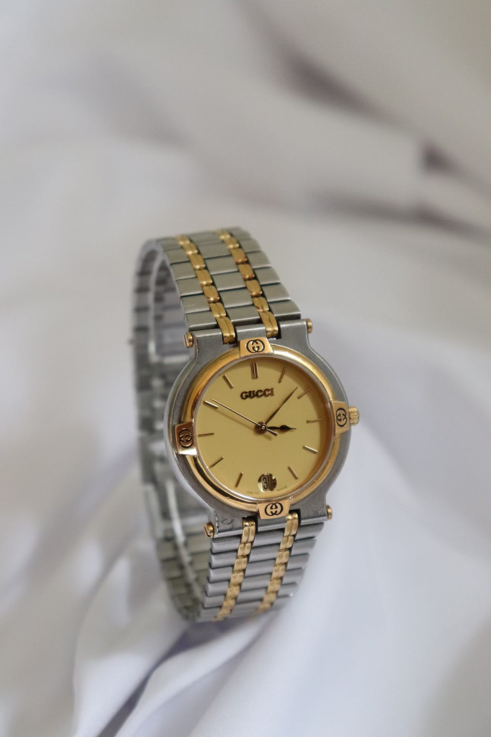Vintage 90’s Gucci watch with gold and silver tones. Ladies 90s gucci - Gem main image 4