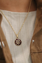 Lade das Bild in den Galerie-Viewer, Louis Vuitton LV octagon pendant
