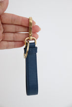 Lade das Bild in den Galerie-Viewer, Prada bag charm in blue

