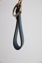 Lade das Bild in den Galerie-Viewer, Prada bag charm in blue
