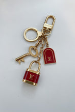 Load image into Gallery viewer, Louis Vuitton clasp necklace
