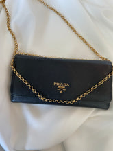 Lade das Bild in den Galerie-Viewer, Black Prada Saffiano wallet
