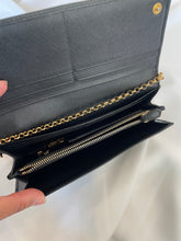 Lade das Bild in den Galerie-Viewer, Black Prada Saffiano wallet
