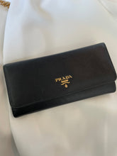 Lade das Bild in den Galerie-Viewer, Black Prada Saffiano wallet
