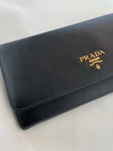 Lade das Bild in den Galerie-Viewer, Black Prada Saffiano wallet
